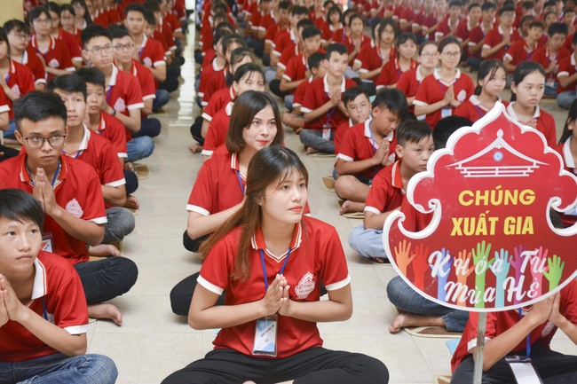 Opening the summer retreat at Tay Khanh Pagoda