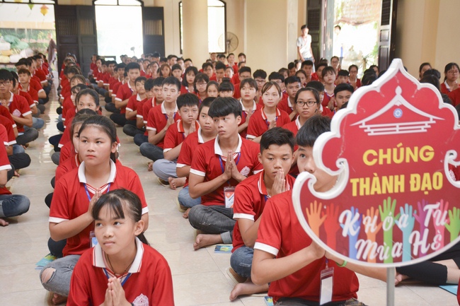 Opening the summer retreat at Tay Khanh Pagoda