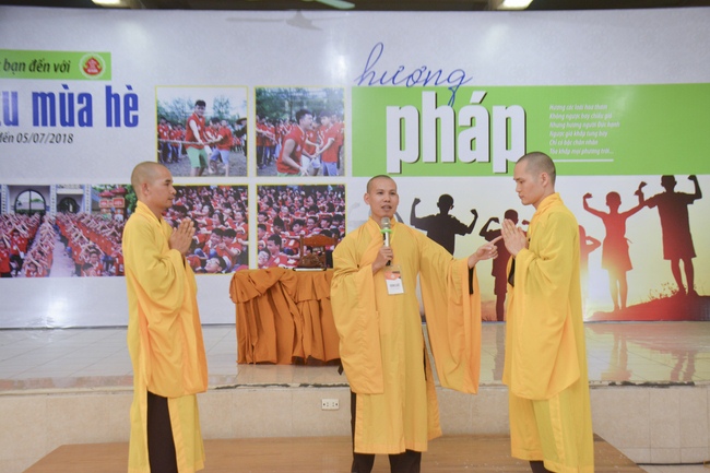 Opening the summer retreat at Tay Khanh Pagoda