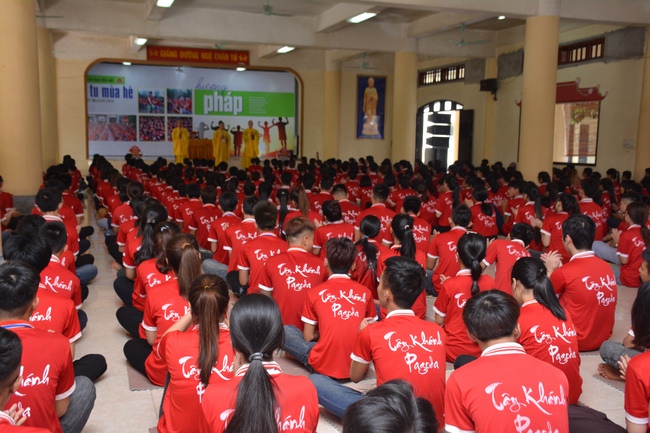 Opening the summer retreat at Tay Khanh Pagoda