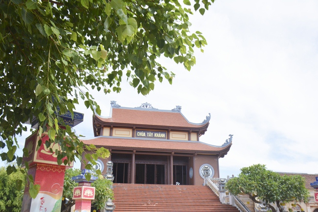 Opening the summer retreat at Tay Khanh Pagoda