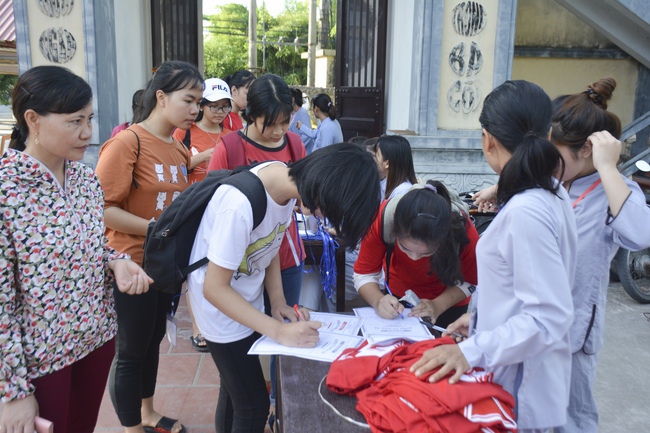 Opening the summer retreat at Tay Khanh Pagoda