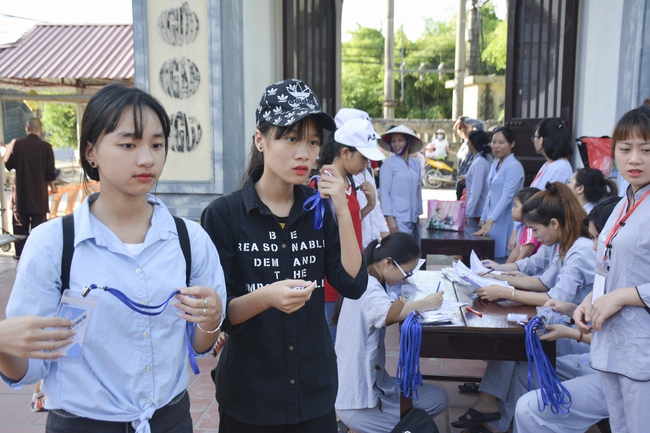 Opening the summer retreat at Tay Khanh Pagoda
