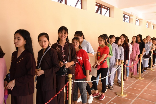 The retreat of One Day Peace and Contentment at Hoa Phuc pagoda in Ha Noi