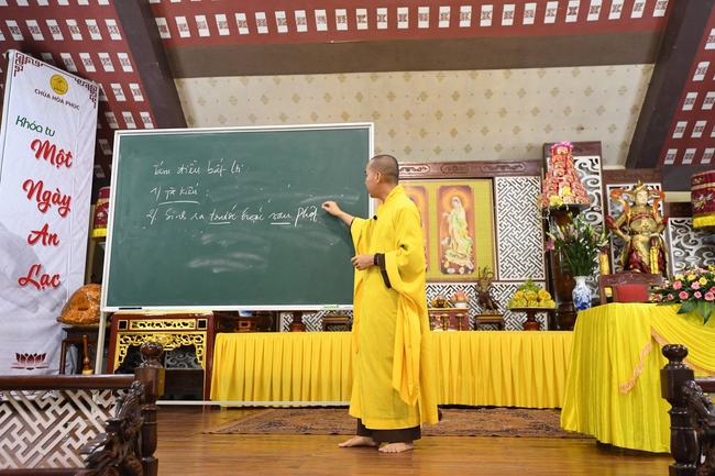 The retreat of One Day Peace and Contentment at Hoa Phuc pagoda in Ha Noi