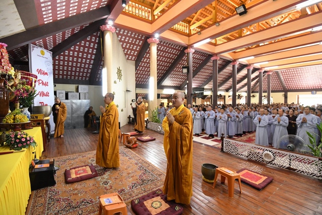 The retreat of One Day Peace and Contentment at Hoa Phuc pagoda in Ha Noi