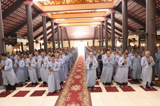 The retreat of One Day Peace and Contentment at Hoa Phuc pagoda in Ha Noi