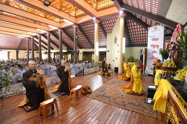 The retreat of One Day Peace and Contentment at Hoa Phuc pagoda in Ha Noi