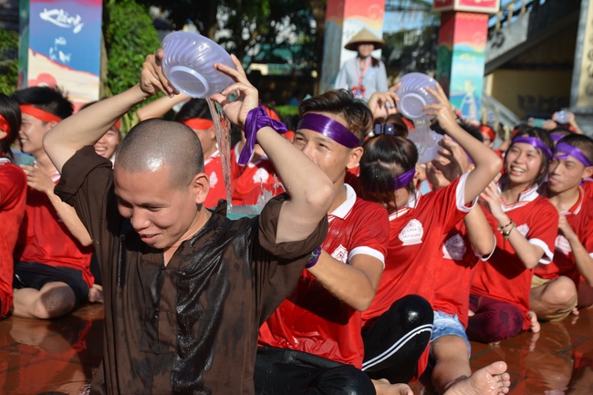 The second day of summer retreat at Tay Khanh pagoda - Thai Binh