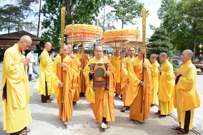 Phái đoàn BTS GHPGVN TP.HCM thăm Trường hạ Hoằng Pháp