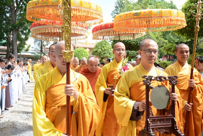 Phái đoàn BTS GHPGVN TP.HCM thăm Trường hạ Hoằng Pháp