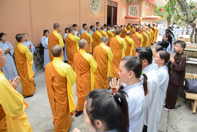 Phái đoàn BTS GHPGVN TP.HCM thăm Trường hạ Hoằng Pháp