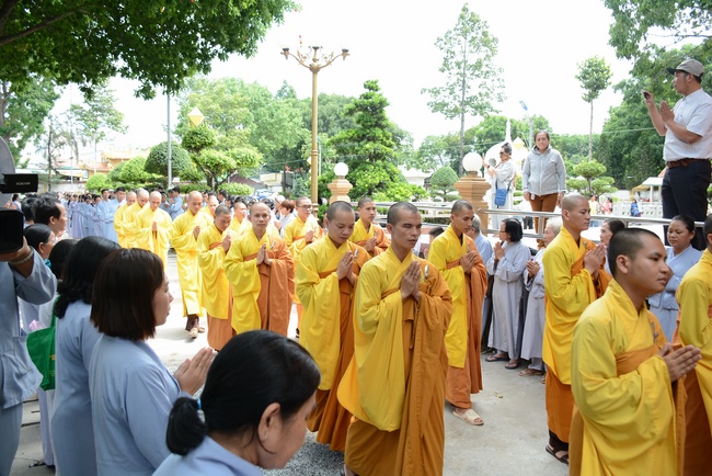 Phái đoàn BTS GHPGVN TP.HCM thăm Trường hạ Hoằng Pháp