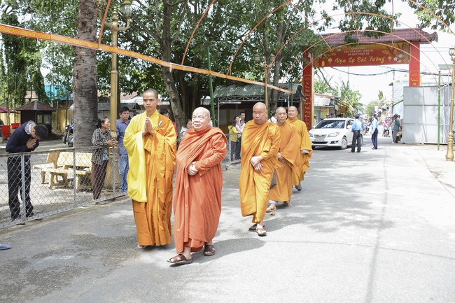 Phái đoàn BTS GHPGVN TP.HCM thăm Trường hạ Hoằng Pháp