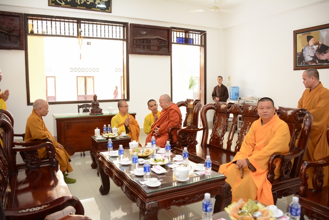 Phái đoàn BTS GHPGVN TP.HCM thăm Trường hạ Hoằng Pháp