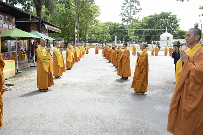 Phái đoàn BTS GHPGVN TP.HCM thăm Trường hạ Hoằng Pháp