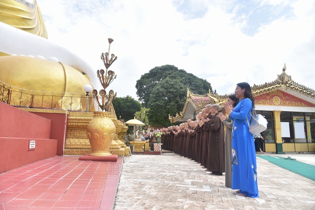 Chiêm bái chùa Hòn Đá Vàng và chùa Phật Tứ Diện - TP. BaGo