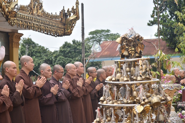 Chiêm bái chùa Hòn Đá Vàng và chùa Phật Tứ Diện - TP. BaGo