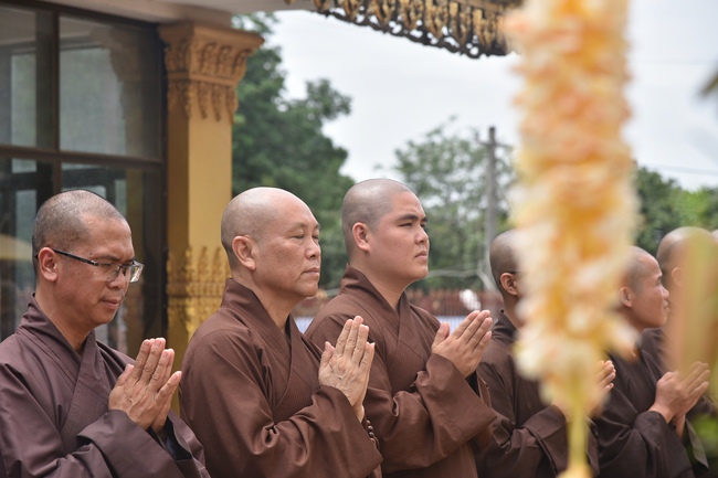 Chiêm bái chùa Hòn Đá Vàng và chùa Phật Tứ Diện - TP. BaGo