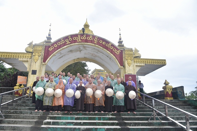 Chiêm bái chùa Hòn Đá Vàng và chùa Phật Tứ Diện - TP. BaGo