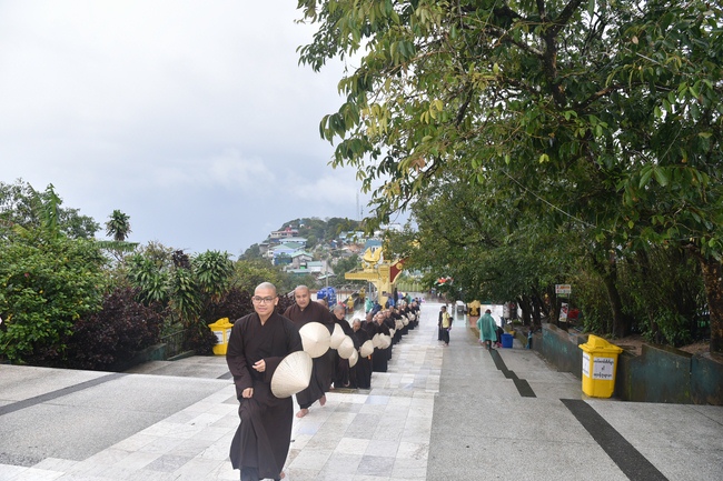 Chiêm bái chùa Hòn Đá Vàng và chùa Phật Tứ Diện - TP. BaGo