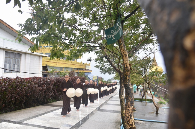 Chiêm bái chùa Hòn Đá Vàng và chùa Phật Tứ Diện - TP. BaGo