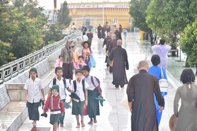 Chiêm bái chùa Hòn Đá Vàng và chùa Phật Tứ Diện - TP. BaGo
