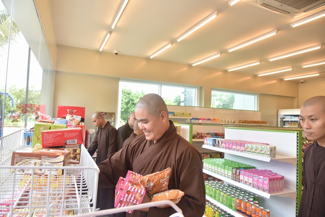 Chiêm bái chùa Hòn Đá Vàng và chùa Phật Tứ Diện - TP. BaGo