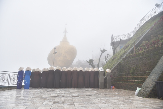 Chiêm bái chùa Hòn Đá Vàng và chùa Phật Tứ Diện - TP. BaGo