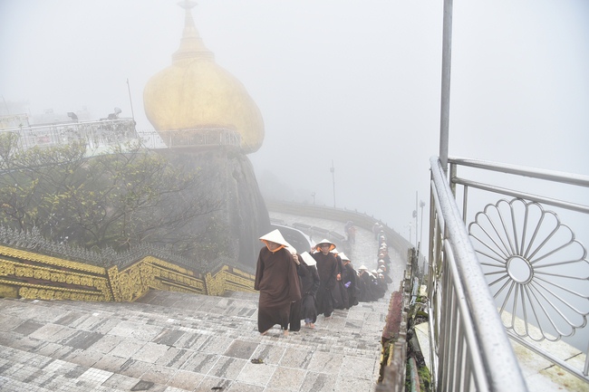 Chiêm bái chùa Hòn Đá Vàng và chùa Phật Tứ Diện - TP. BaGo