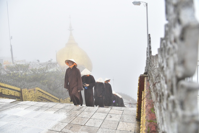 Chiêm bái chùa Hòn Đá Vàng và chùa Phật Tứ Diện - TP. BaGo