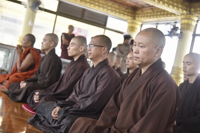 Chiêm bái chùa Hòn Đá Vàng và chùa Phật Tứ Diện - TP. BaGo