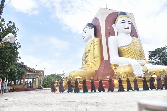 Chiêm bái chùa Hòn Đá Vàng và chùa Phật Tứ Diện - TP. BaGo