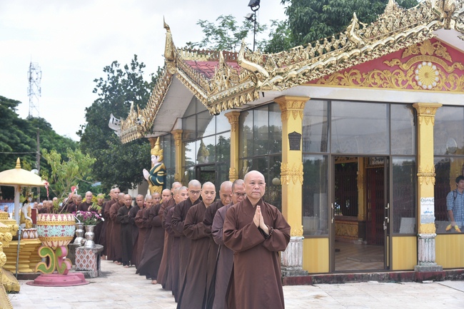 Chiêm bái chùa Hòn Đá Vàng và chùa Phật Tứ Diện - TP. BaGo