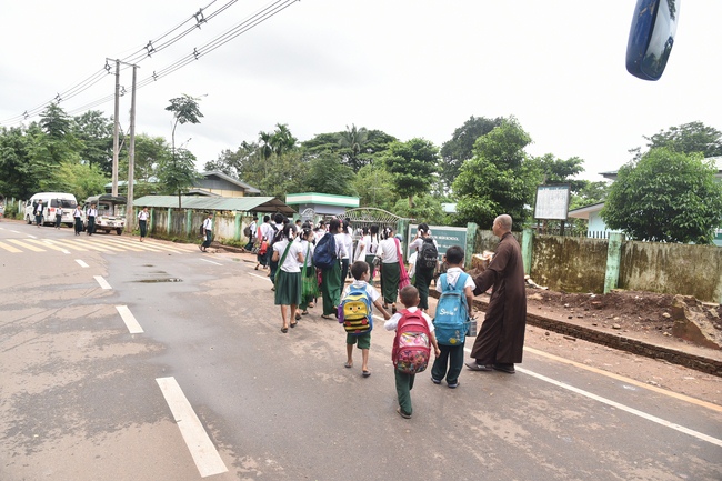 Visiting Kyaikawine Monastery and some Buddhist Holy Places in Bago City