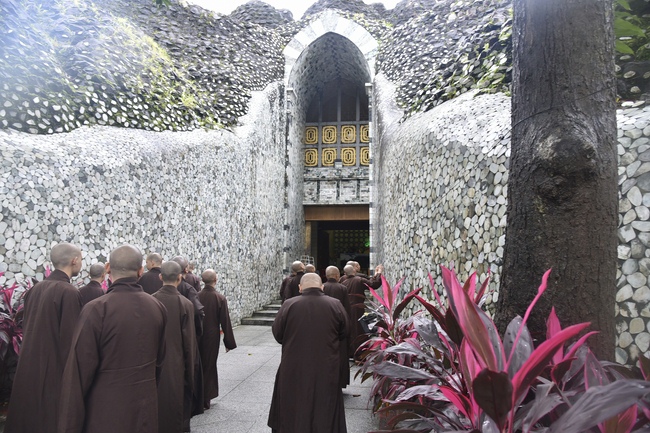 Visiting Kyaikawine Monastery and some Buddhist Holy Places in Bago City