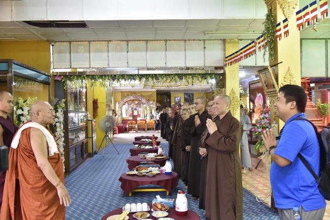 Thăm tu viện Paramitone wine - Yangon