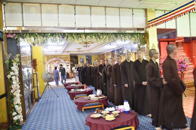 Thăm tu viện Paramitone wine - Yangon