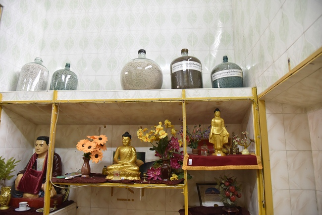 Thăm tu viện Paramitone wine - Yangon