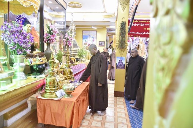 Thăm tu viện Paramitone wine - Yangon