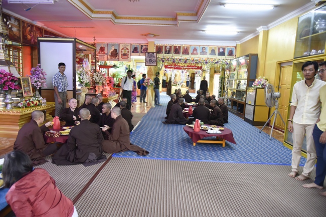 Thăm tu viện Paramitone wine - Yangon