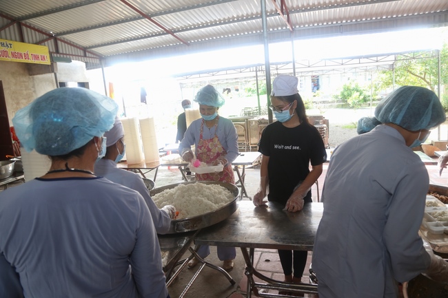 Giving vegetarian rice portions and releasing creatures at Dong Cao Pagoda - Thanh Hoa