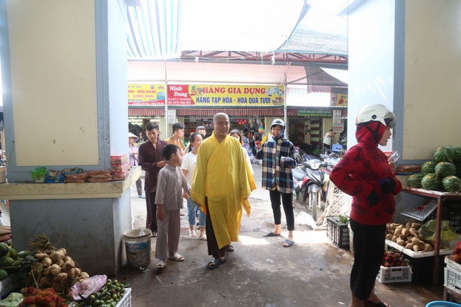 Giving vegetarian rice portions and releasing creatures at Dong Cao Pagoda - Thanh Hoa
