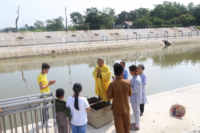 Giving vegetarian rice portions and releasing creatures at Dong Cao Pagoda - Thanh Hoa
