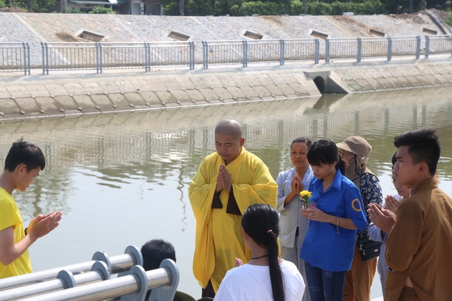 Giving vegetarian rice portions and releasing creatures at Dong Cao Pagoda - Thanh Hoa