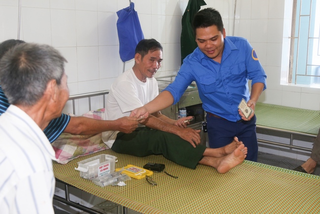 Giving vegetarian rice portions and releasing creatures at Dong Cao Pagoda - Thanh Hoa