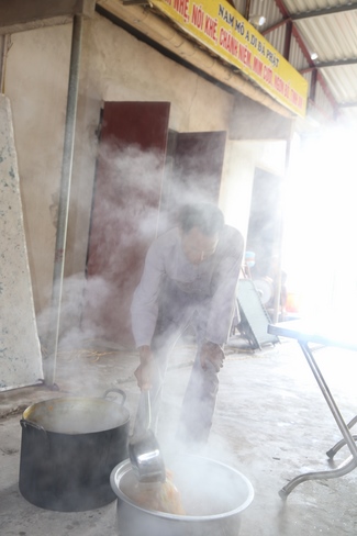 Giving vegetarian rice portions and releasing creatures at Dong Cao Pagoda - Thanh Hoa