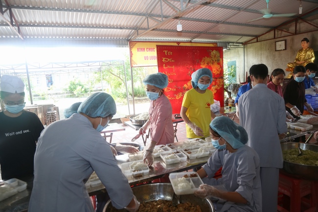Giving vegetarian rice portions and releasing creatures at Dong Cao Pagoda - Thanh Hoa