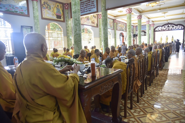 Pravārana Ceremony in Hoc Mon
