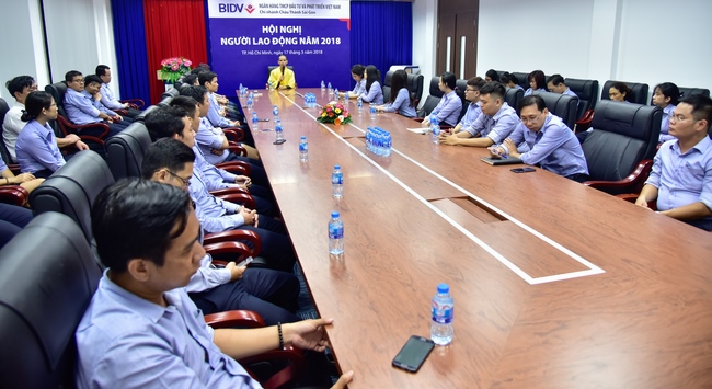 SHARING DHARMA TALK TO THE BIDV BANK STAFFS